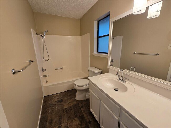 Building Photo - 604 Quail Creek Dr
