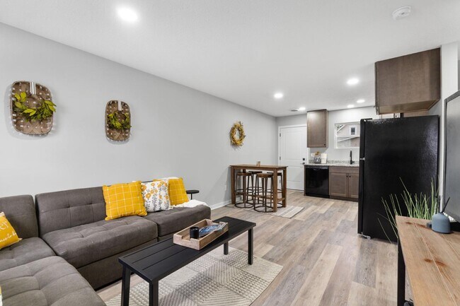 Building Photo - 382 N Franklin St