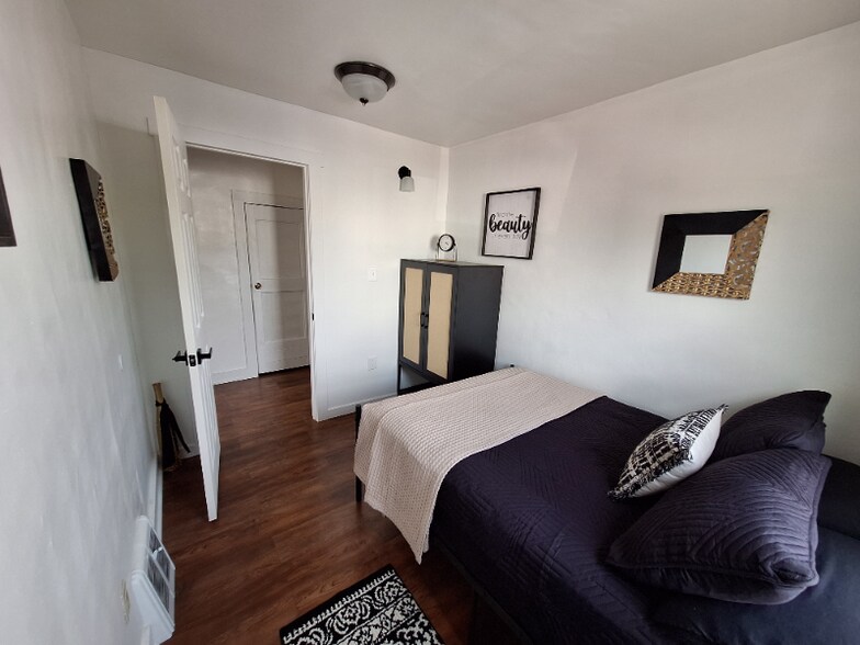 Building Photo - 2 W Pacific St