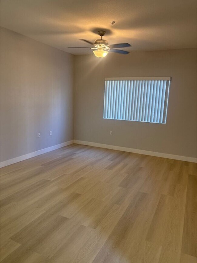 Building Photo - Downstairs unit with 3 bedroom and with two baths