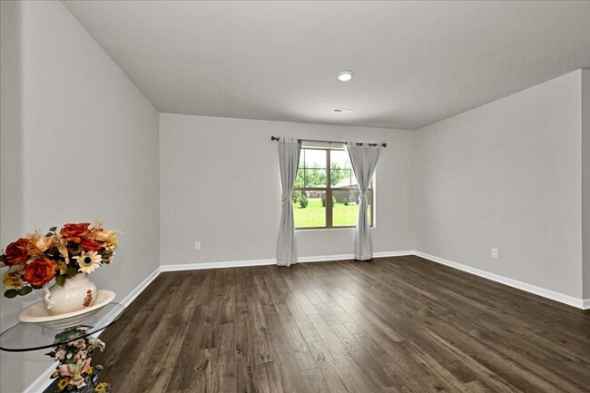 Building Photo - 4 Bedroom, 2 Bath