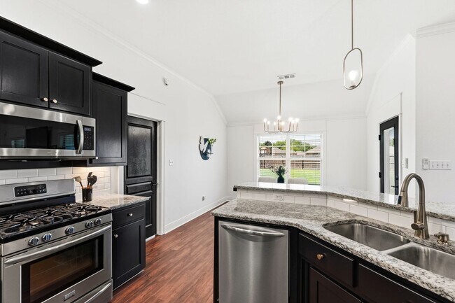 Building Photo - 8912 Wildwood Way