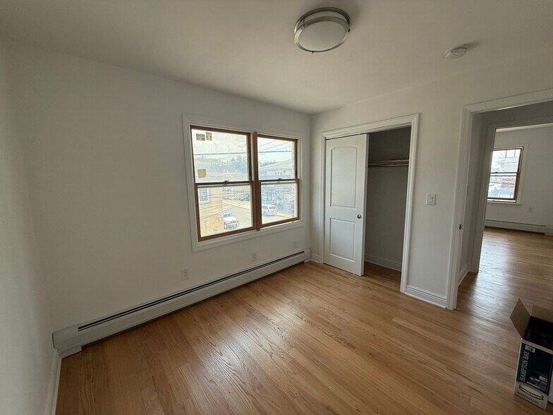 Building Photo - 307 9th St