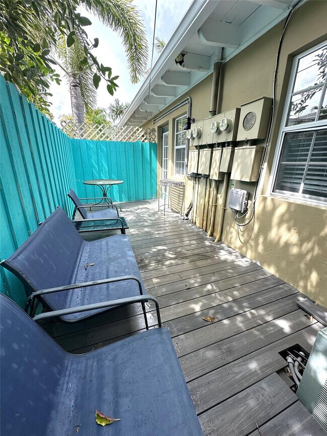 Building Photo - 805 NE 17th Ave