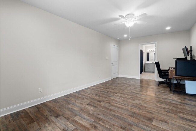 Building Photo - 370 Rossview Rd