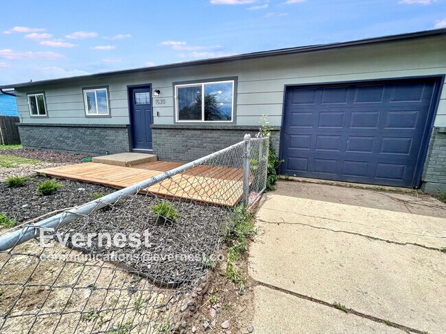 Primary Photo - Cozy 3-Bedroom, 1-Bathroom Home in a Conve...