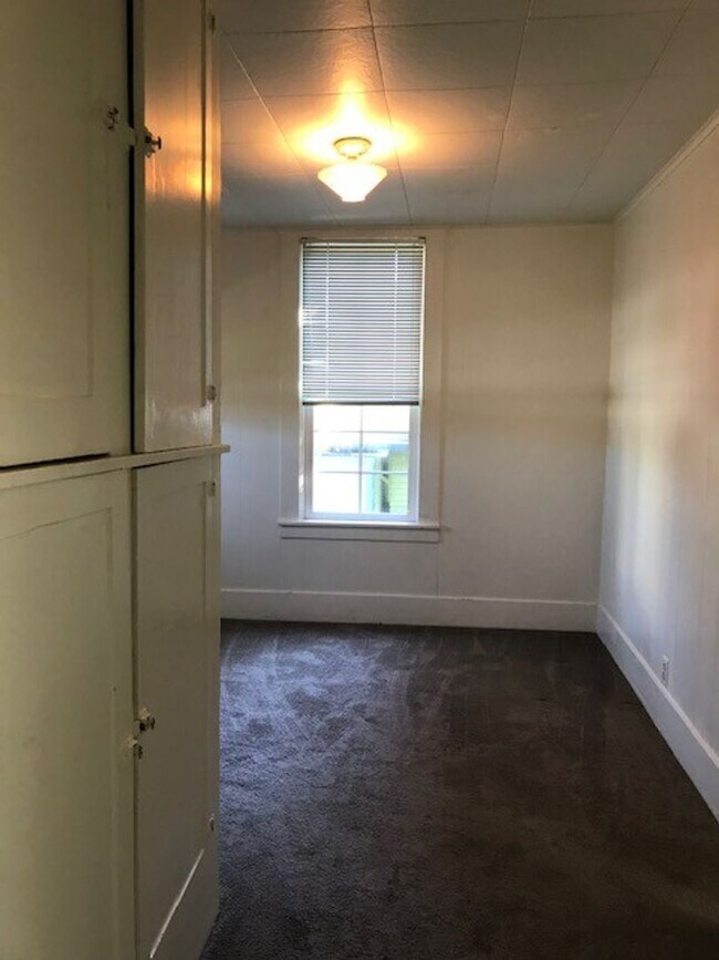 Building Photo - 3 Bedroom, 1 Bathroom Home in Sunnyland! Lawncare included with ample parking