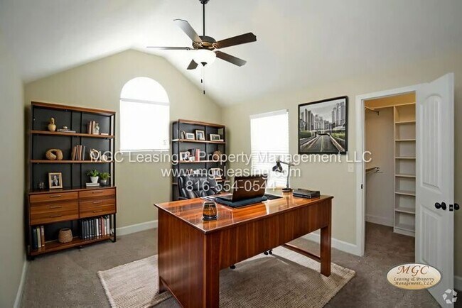 Building Photo - Eagle Creek Townhome - only interior townhome available now!