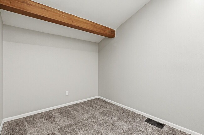 Building Photo - $1,740.95 - 2 bed/1 bath, cozy Denver Condo!
