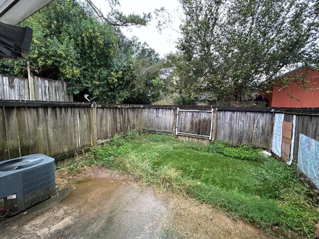Building Photo - Perfect 1 Bedroom 1 Bathroom With Fenced In Backyard!
