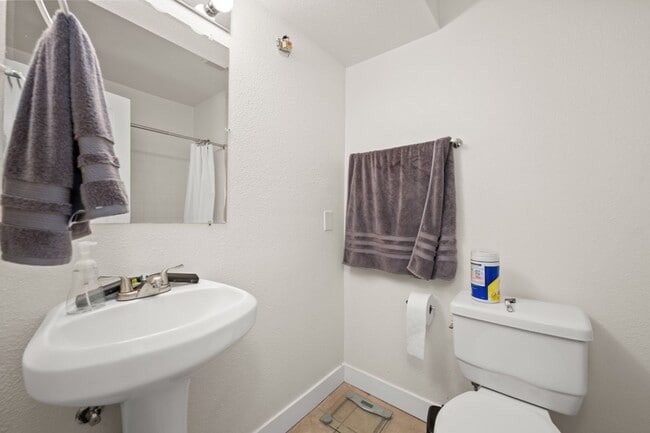 Building Photo - Spacious lot with no back house!