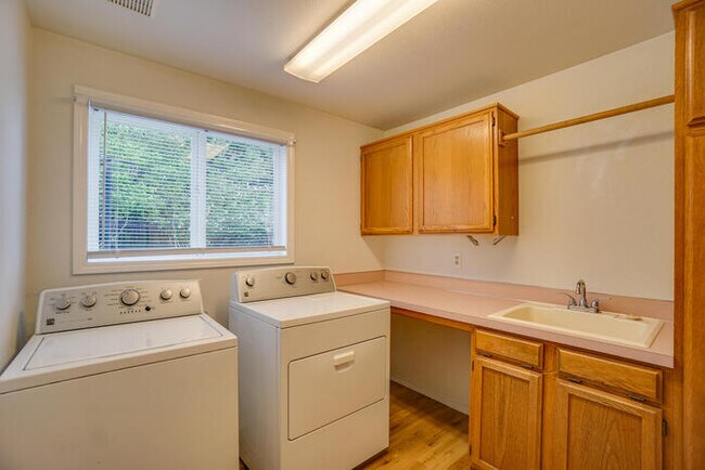 Building Photo - LARGE THREE BEDROOM HOME WITH RV /BOAT PAR...