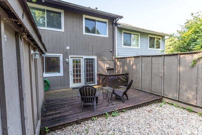 Building Photo - 110 Woodlake Dr
