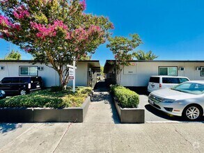 Building Photo - Freshly Painted 1bd/1bth with Air Conditio...