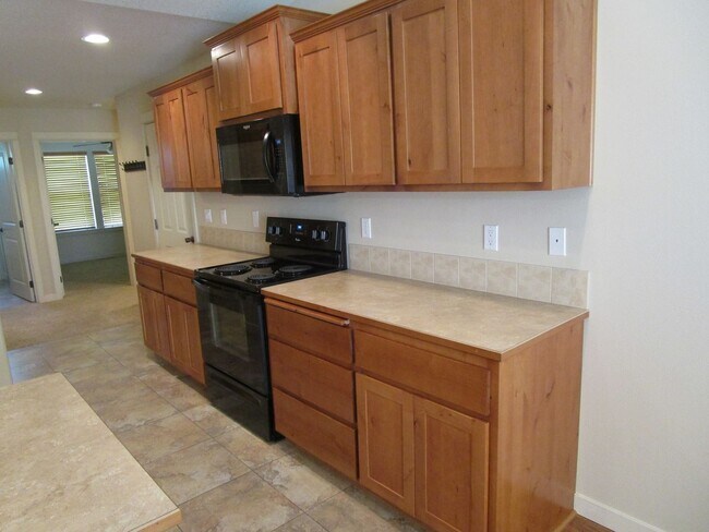 Building Photo - 3 Bedroom, 2 Bathroom on Corner Lot in Subdivision in North Prineville - Available Now!