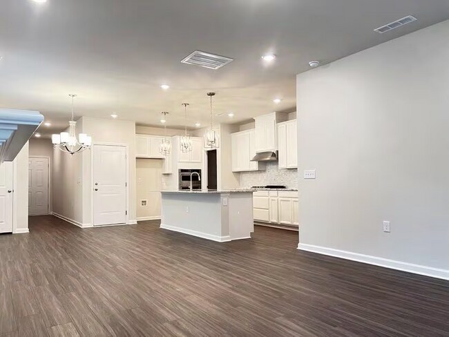 Building Photo - 5 Bedroom Single Family for Sale close to ...