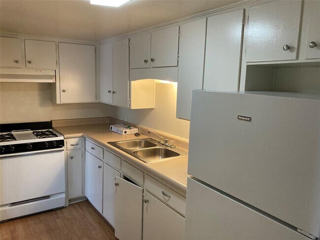 Building Photo - 1005 W Hickory St