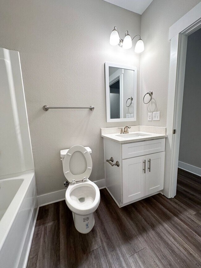 Building Photo - Centrally located townhome in The Verandas