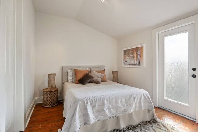 Building Photo - 1BD/1BA in Bywater, Central Air, W/D in Unit, Private Back Patio.