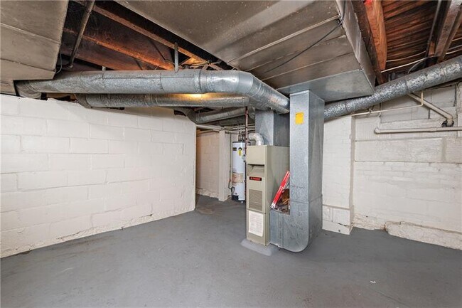 Building Photo - 318 Sprott Way