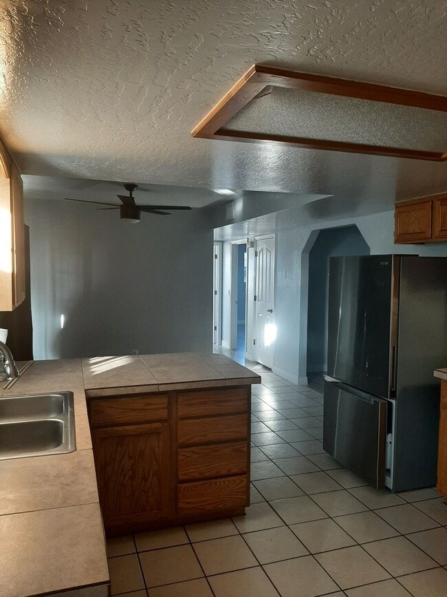Building Photo - Amazing Panoramic Views & Room to Spread o...