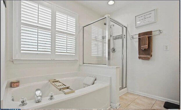 Building Photo - Spacious 3/2 Available Now!