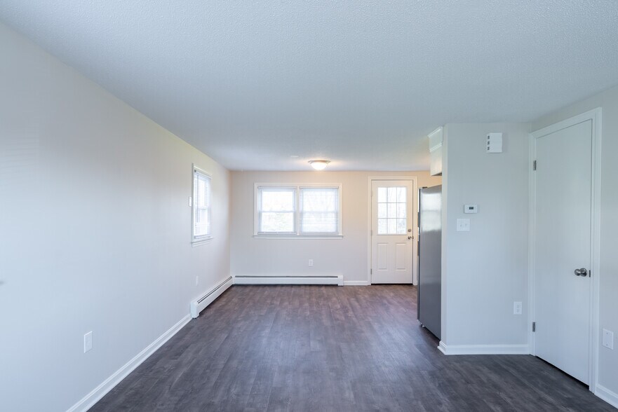 Building Photo - 8 Elm Hill Dr