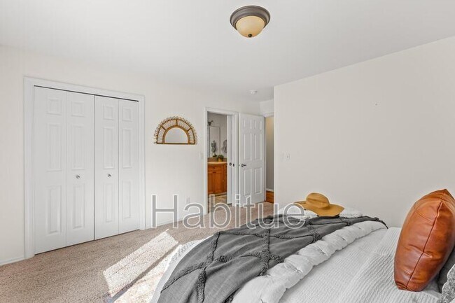 Building Photo - 2160 Dora Ln