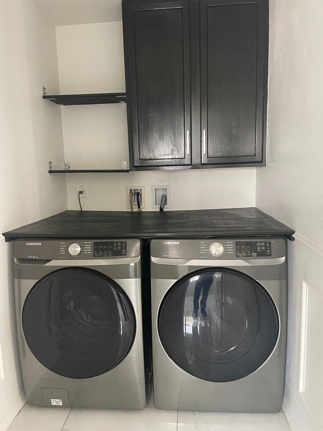 Building Photo - 2 bedroom 2 full bathrooms - Centrally loc...