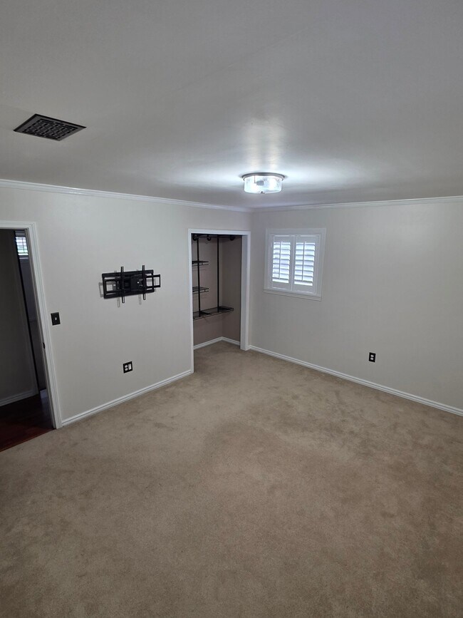 Building Photo - 318 Powell Dr