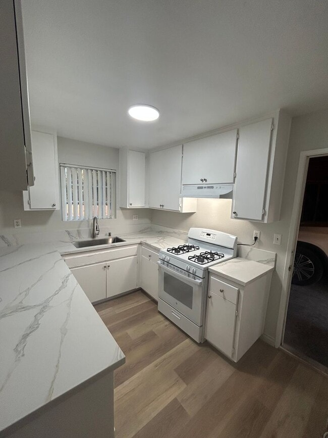 Building Photo - Charming Renovated 3 Bedroom/2 Bath Single...
