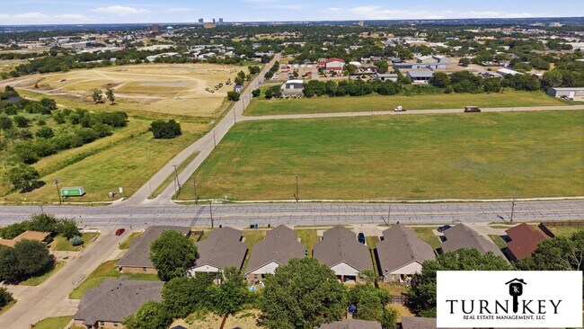 Building Photo - 3116-3118 S Cherry Ln