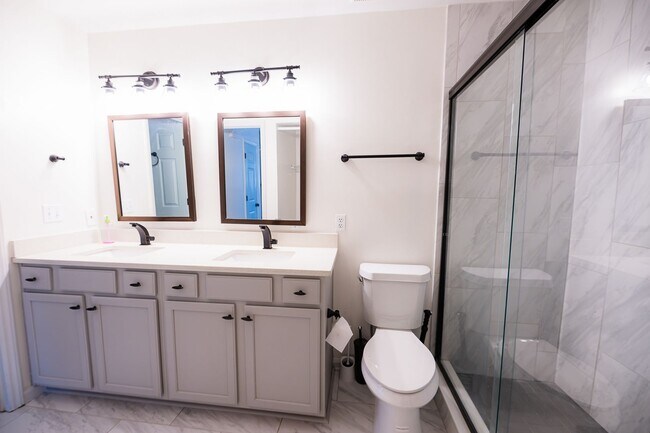 Building Photo - Beautifully updated 2-bedroom 2-bathroom t...