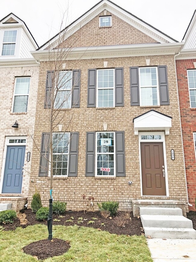 Building Photo - Gorgeous luxury 2BD/2.5BA M'boro townhome w/garage, washer/dryer, across from MTSU!