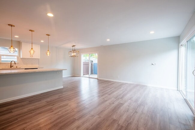 Building Photo - Charming Three Bedroom 2 Bath Home with Spacious Backyard for Entertaining!