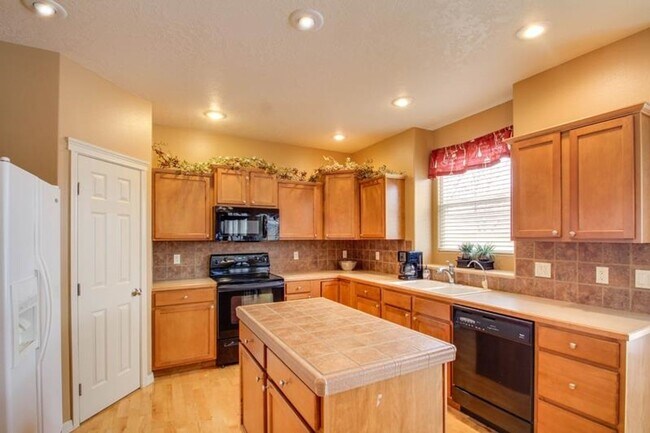 Building Photo - 4 Bedroom Home - Meridian