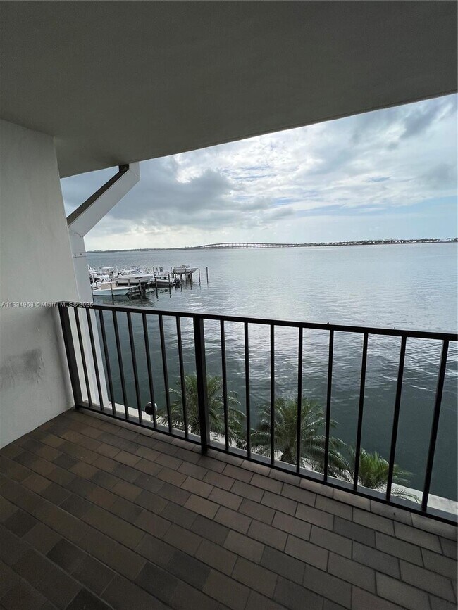 Building Photo - 1915 Brickell Ave