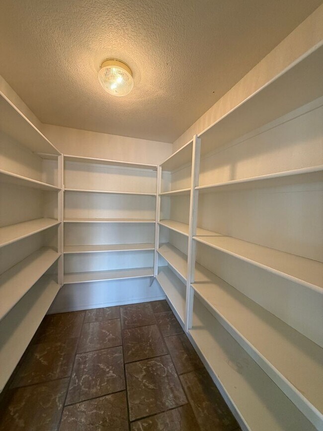Building Photo - 3 Bedroom Single Story Home Available Near Dellyne Ave NW & Unser Blvd NW!