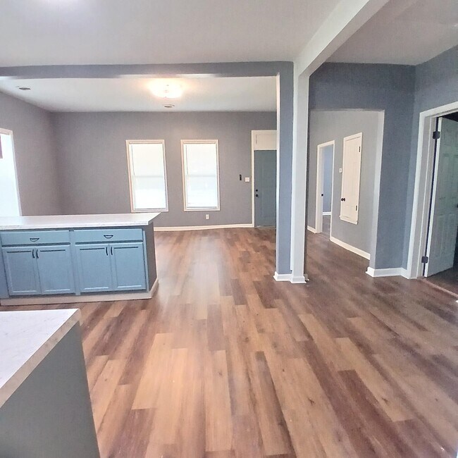 Building Photo - 949 Kney St