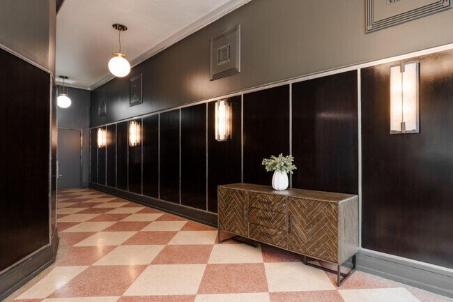 Building Photo - 505 E Travis St