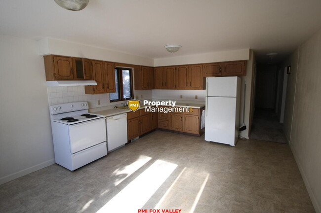 Building Photo - LARGE 2 BEDROOM / 1.5 BATHROOM