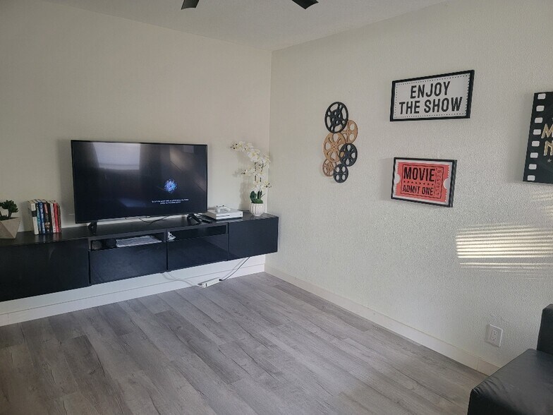 Building Photo - 2056 Sunset Point Rd