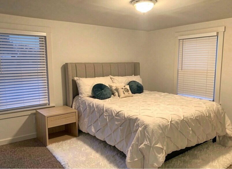 Building Photo - 11 Meadow St