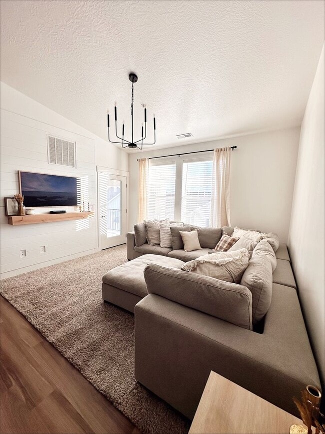 Building Photo - Pet Friendly 3-Bedroom Condo!