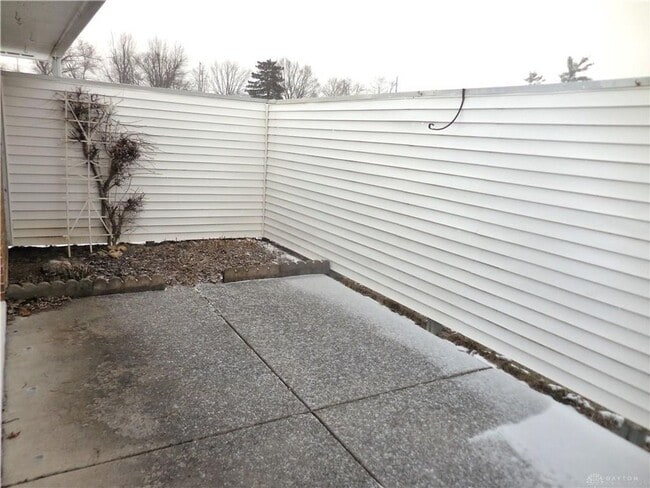 Building Photo - Renovated townhome! 3 beds, 2 baths, with ...