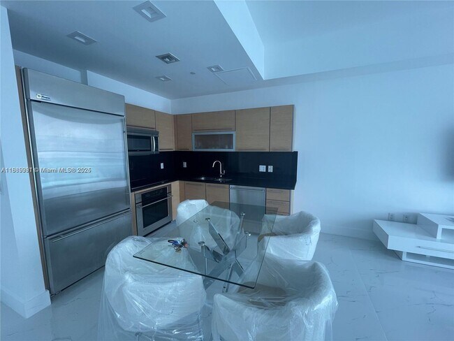 Building Photo - 950 Brickell Bay Dr
