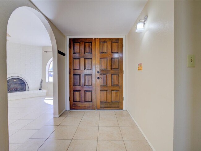Building Photo - 3 Bedroom 2 Bathroom