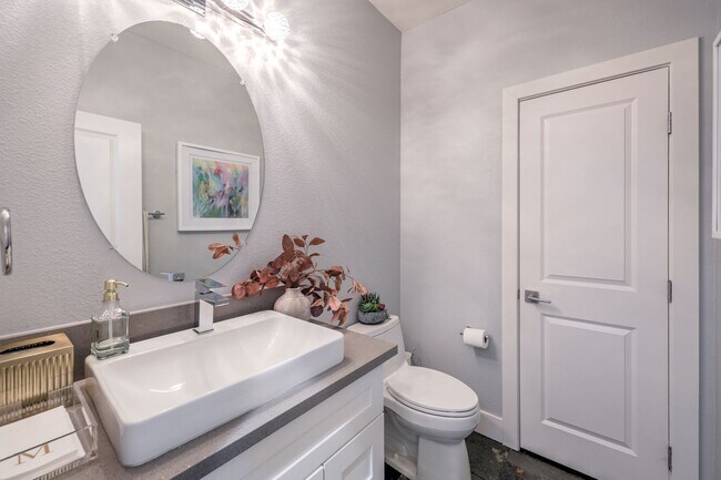 Building Photo - Newly Upgraded 4 Bedroom Home