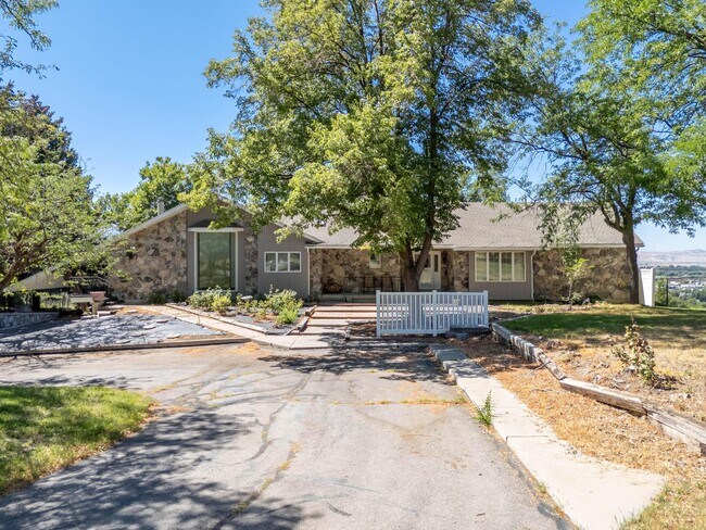 Building Photo - 531 Edgehill Dr