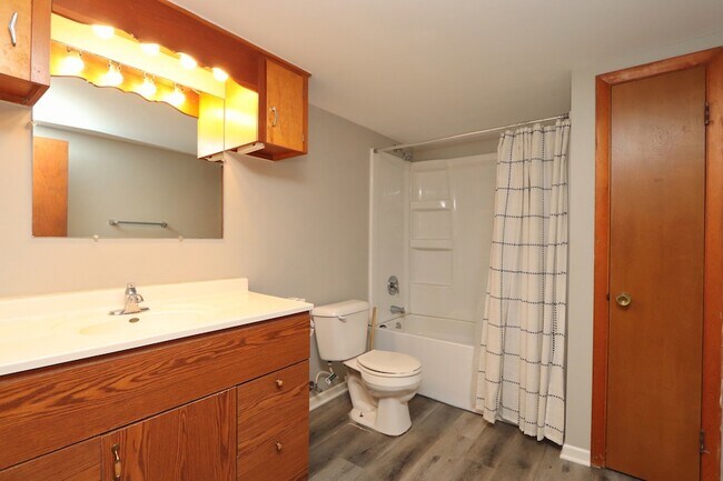 Building Photo - 322 Maple Dr